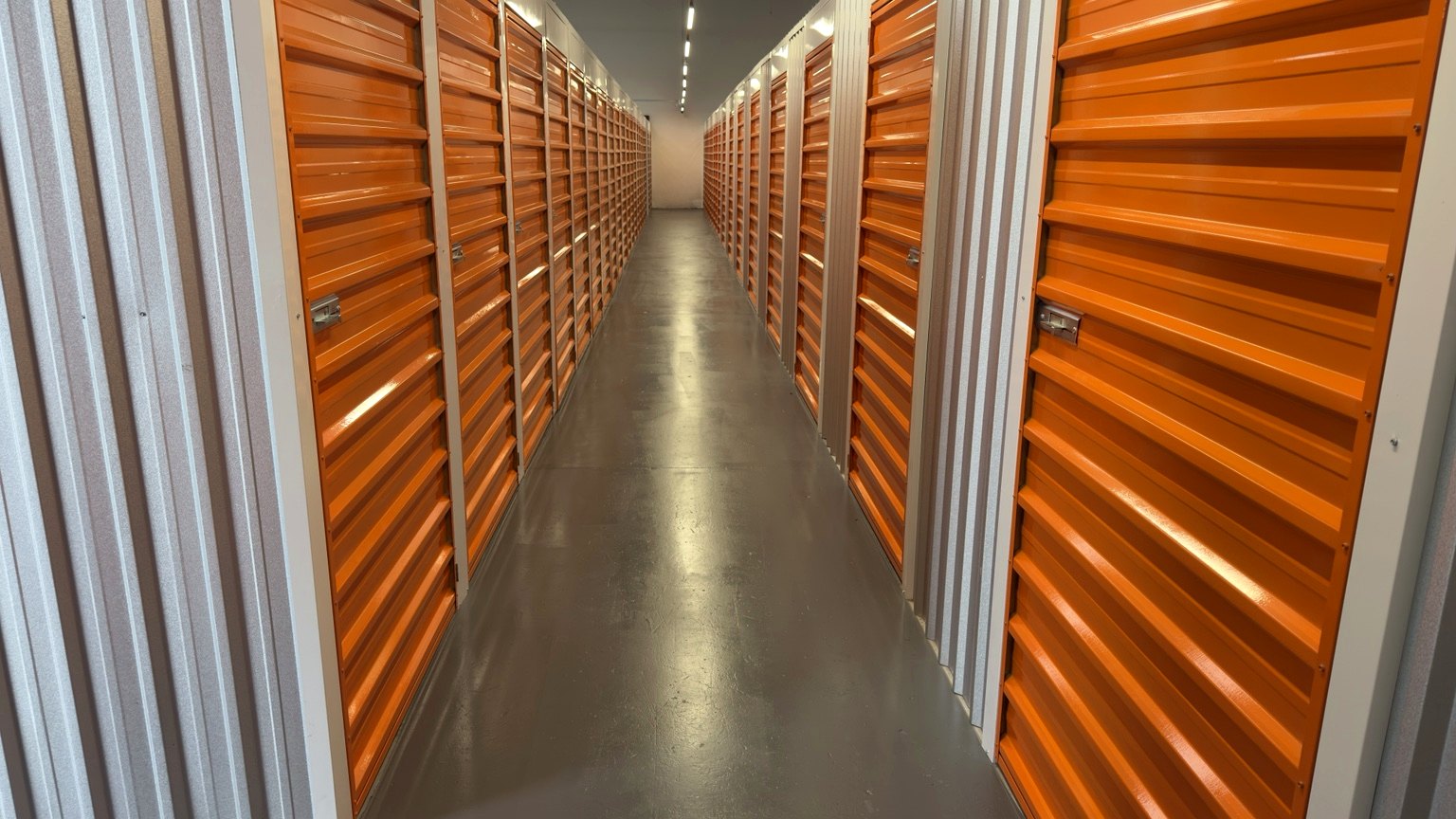 Corredor interno com boxes da Prudenbox